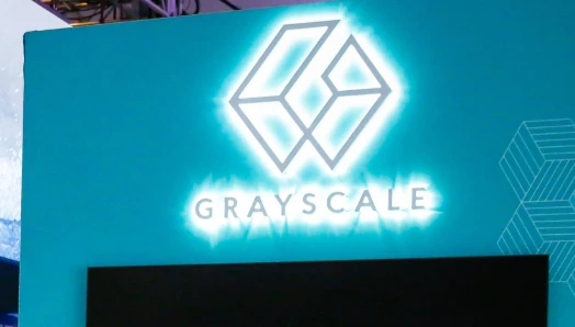 灰度基金结构性套利机制与加密金融生态闭环解析
