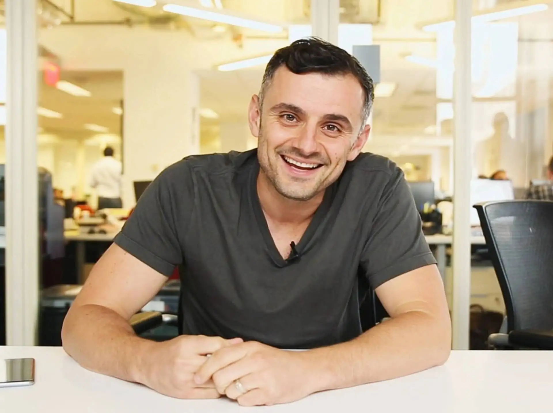 【Gary Vaynerchuk】简介：NFT创业者与数字营销先驱